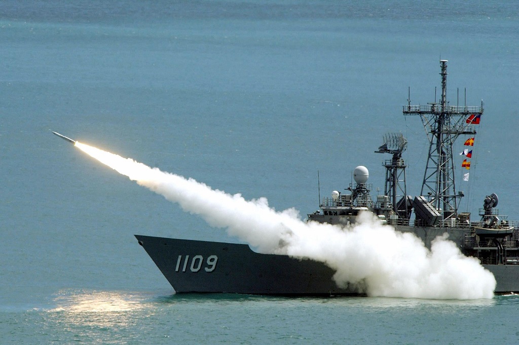 Misil ditembakkan dari kapal perang tipe Perry milik angkatan laut Taiwan. (Foto: AFP/SAM YEH)