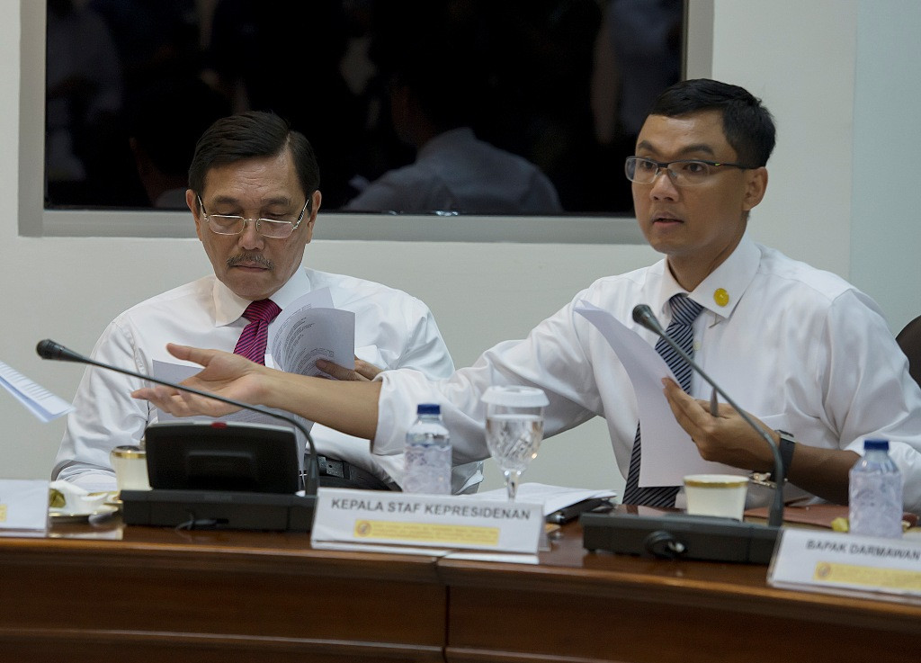 Deputi I Kantor Staf Presiden Darmawan Prasodjo (kanan) dan Luhut Binsar Pandjaitan. Foto: Ant/Widodo S Jusuf.