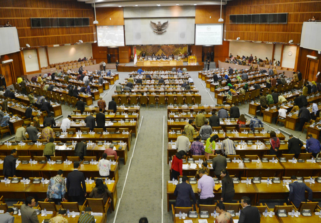 Para anggota DPR menyanyikan lagu Indonesia Raya saat memulai rapat paripurna kelima di Kompleks Parlemen Senayan, Jakarta, Selasa 1 September 2015. Foto: MI/Mohamad Irfan