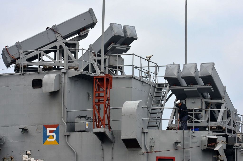 Seorang awak membersihkan dek kapal ROCS Lan Yang (FFG-935) miilik Angkatan Laut Taiwan yang pernah digunakan militer AS. (Foto: AFP/SAM YEH)