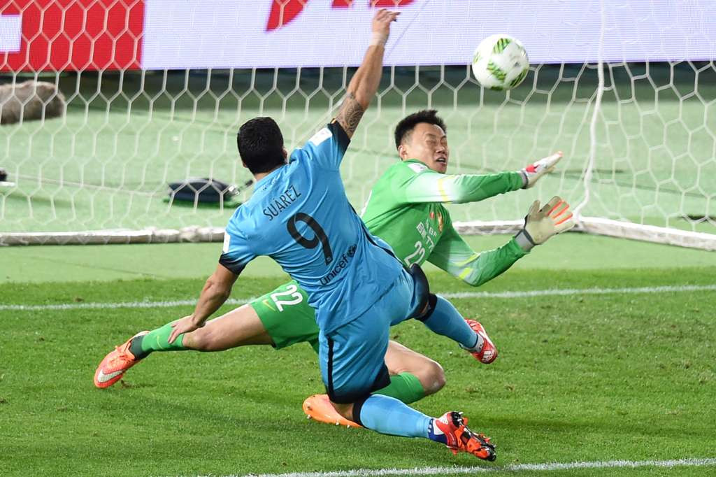 Luis Suarez saat memperdaya kiper Guangzhou Evergrande Li Shuai di babak semifinal Kejuaraan Dunia Antarklub di Stadion Yokohama, Jepang, Kamis 17 Desember (Foto/AFP:TORU YAMANAKA)