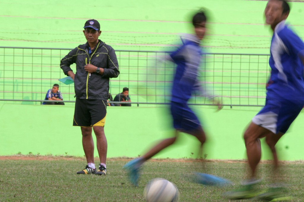 Joko Susilo (bertopi) tidak bisa menurunkan Juan Revi dan Hendro Siswanto (Foto: ANTARA FOTO/ARI BOWO SUCIPTO)
