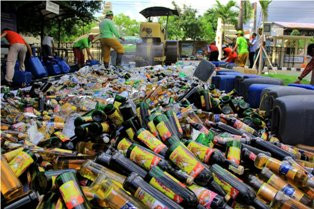 Petugas Amankan 830 Botol Miras dari Apartemen di Kelapa Gading