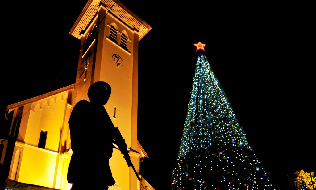 Pasukan Brimob Polda Sulselbar menjaga gereja saat umat kristiani menjalankan misa natal di Gereja Katedral Makassar, Sulawesi Selatan, Rabu (24/12/2014). Foto: Antara/Yusran Uccang