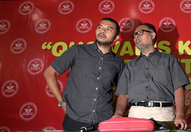 Wakil Ketua KPK nonaktif Bambang Widjojanto (kanan) dan Koordinator ICW Adnan Topan Husodo (kiri). (Foto: Antara/Sigid Kurniawan)