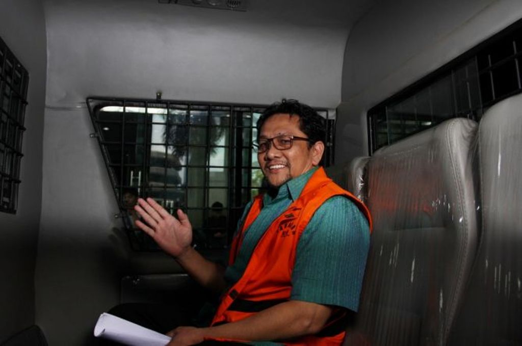 Direktur PT Banten Global Development, Ricky Tampinongkol, berada dalam mobil tahanan usai menjalani pemeriksaan di gedung KPK, Jakarta, Jumat (18/12). Foto: Antara/Reno Esnir