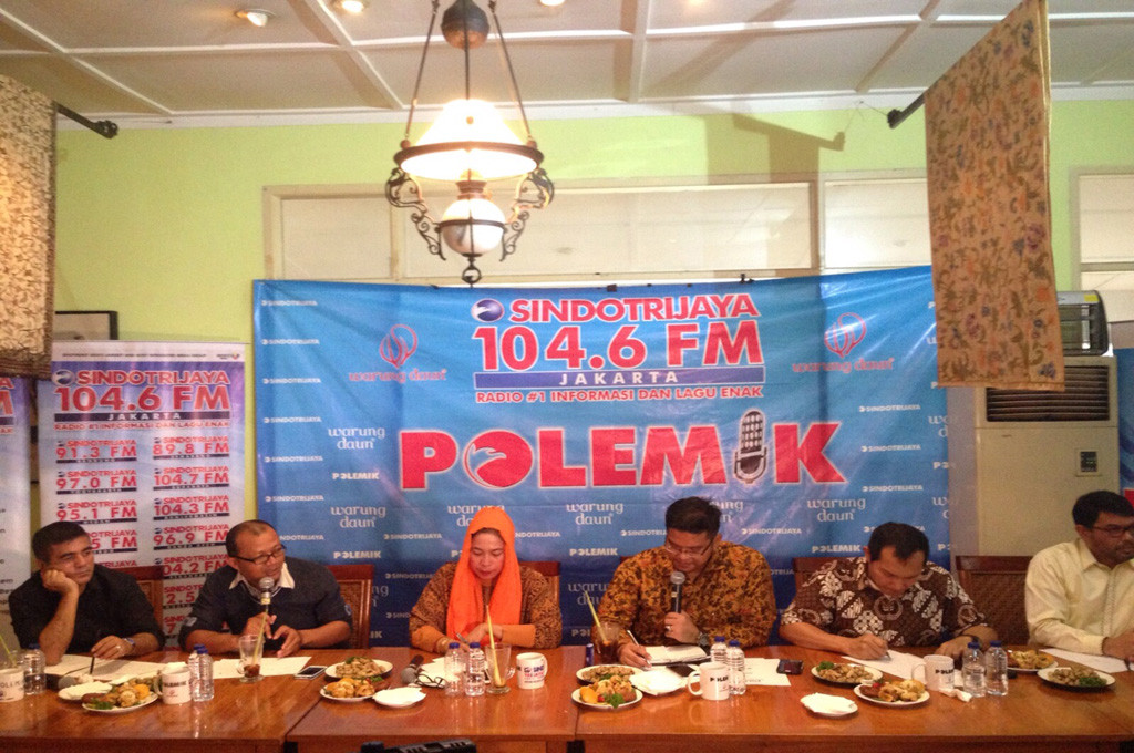 Peneliti ICW Emerson Yuntho (memegang mik)----MTVN/Desi