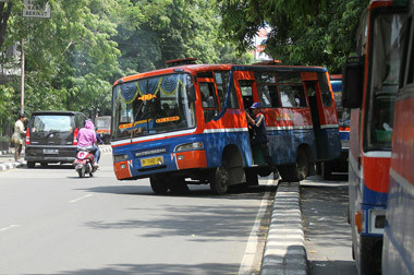 <i>Butuh Ribuan Nyawa untuk Cabut Izin Operasi Ribuan Metromini</i>