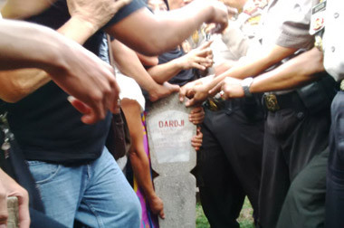 Polisi Halangi Pembongkaran Makam di TMP Kalibata