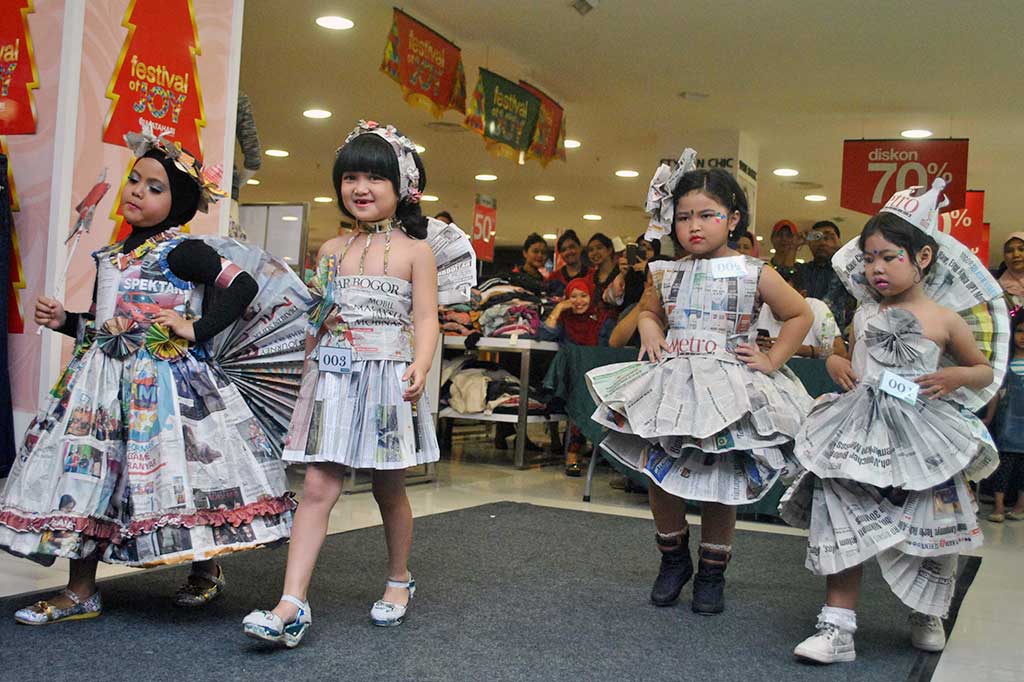 Lucunya Gadis Cilik Beraksi di Lomba Busana Kertas Koran