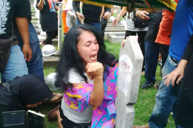 Tuntut Bongkar Makam, Warga Bertahan di TMP Kalibata