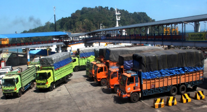 Antrean Truk di Pelabuhan Merak Mengular 3 Kilometer 