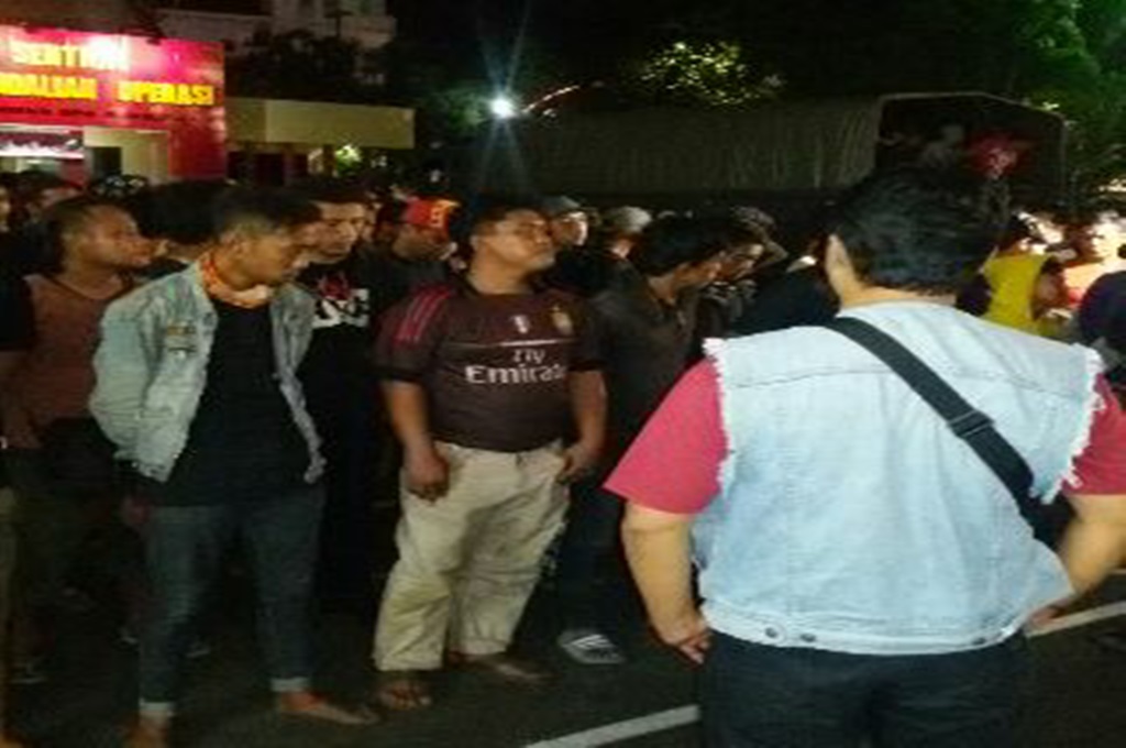Bonek Mania saat tiba di Mapolrestabes Surabaya, Jawa Timur, Minggu (20/12/2015). (Metrotvnews.com/MK Rosyid)