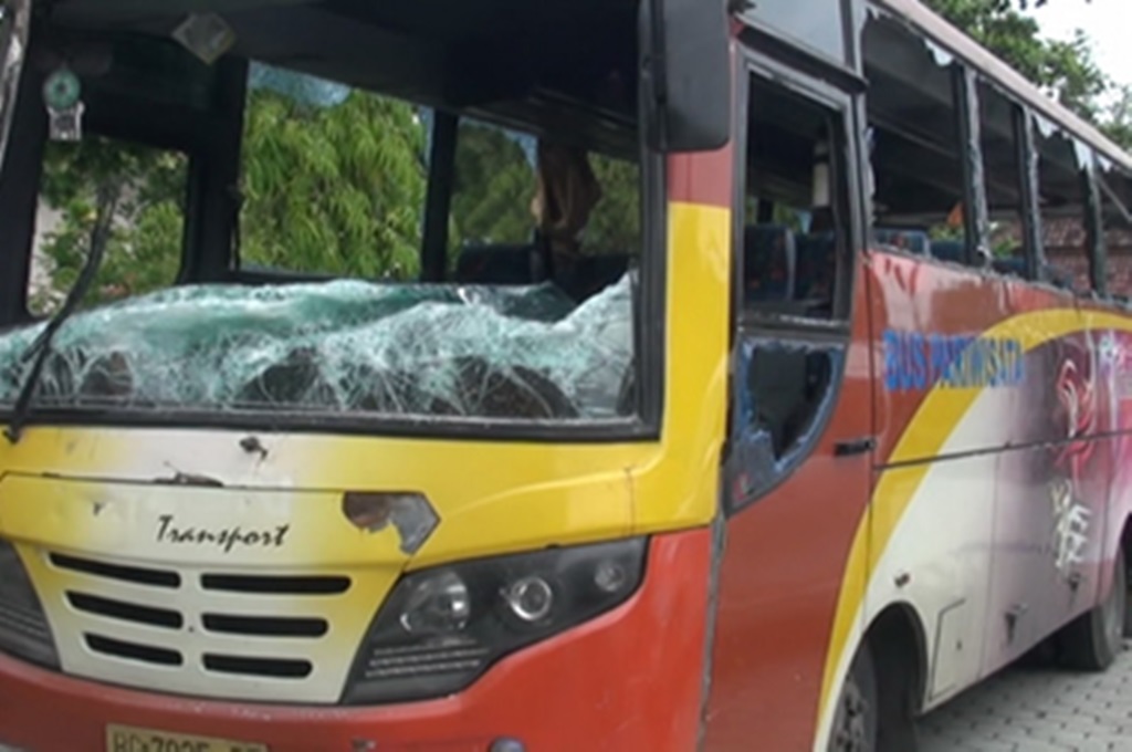 Bus yang ditumpangi Aremania dirusak Bonek Mania. (Metrotvnews.com/Pythag Kurniati)
