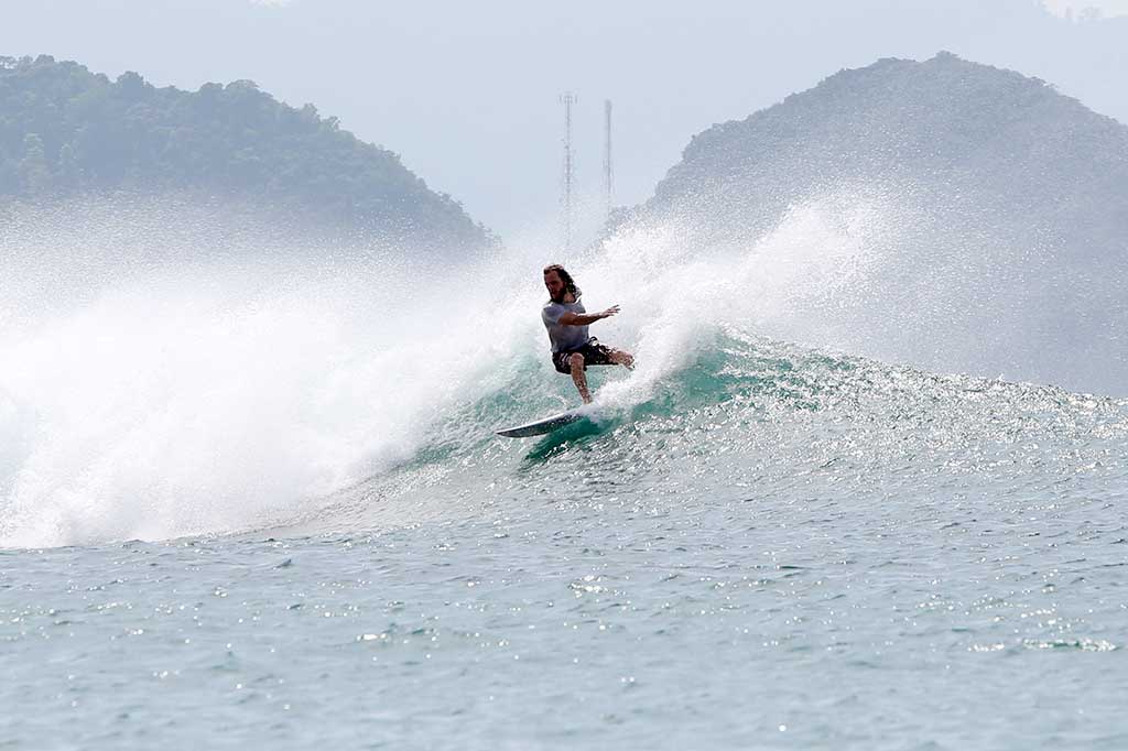 Serunya Berselancar di Perairan Aceh