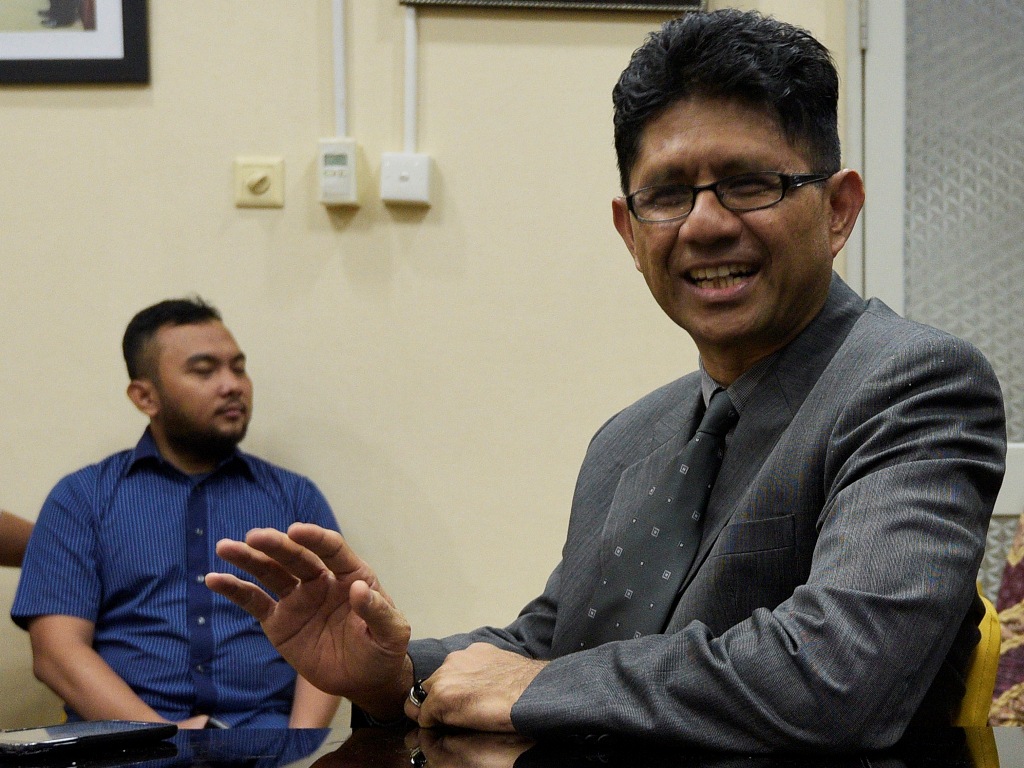 Capim KPK Laode Muhammad Syarif (kanan) menunggu giliran untuk mengikuti uji kelayakan dan kepatutan capim KPK di Komisi III DPR, Kompleks Parlemen, Jakarta, Rabu (16/12).ANTARA FOTO/Sigid Kurniawan.