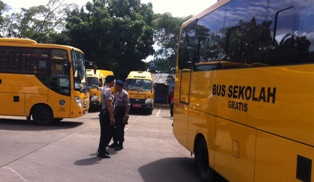 Brimob Polda Metro Jaya Kawal Operasional 39 Bus Sekolah di Pasar Minggu