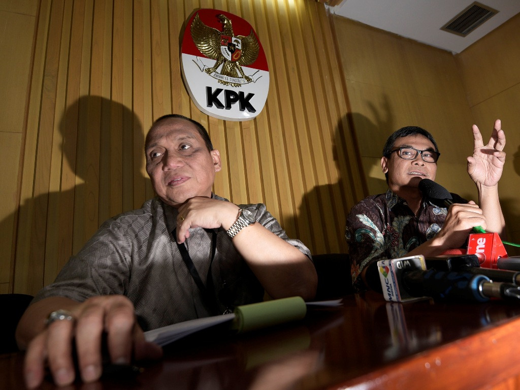 Pelaksana Tugas Wakil Ketua KPK Indriyanto Seno Adji (kiri). ANTARA/Sigid Kurniawan.