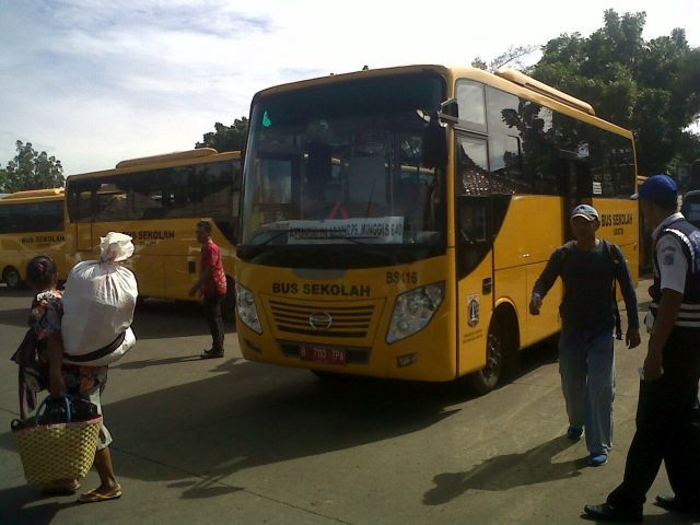 Tak Ada Metromini Bus Sekolah pun Jadi