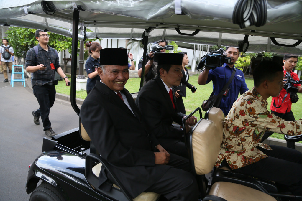 Ketua Komisi Pemberantasan Korupsi (KPK) Agus Rahardjo dan Saut Situmorang, seusai dilantik di Istana Negara, Jakarta, Senin (21/12).--Foto: MI/Ramdani