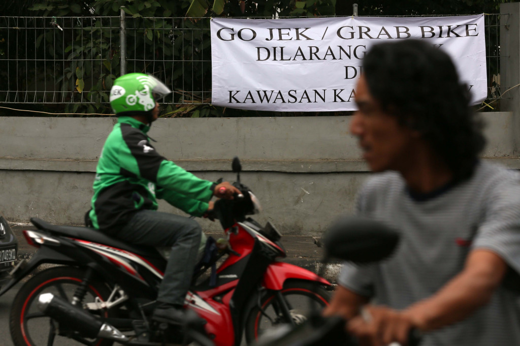 Spanduk Penolakan yang ditujukan kepada GO-JEK dan Grab Bike terpasang di kawasan Kalibata City, Jakarta Selatan. (foto: MI/Ramdani)