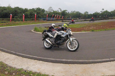 Tularkan Ilmu Balap, AHM Adakan CB150R Streetfire Trackday 