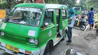 Pohon Tumbang Timpa Angkutan Umum