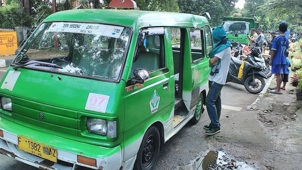 Angkutan umum yang tertimpa pohon tumbang. (Foto: MTVN/Mulvi)