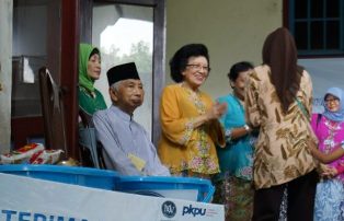 Hari Ibu, Lansia Kurang Mampu Diberi Paket Sembako