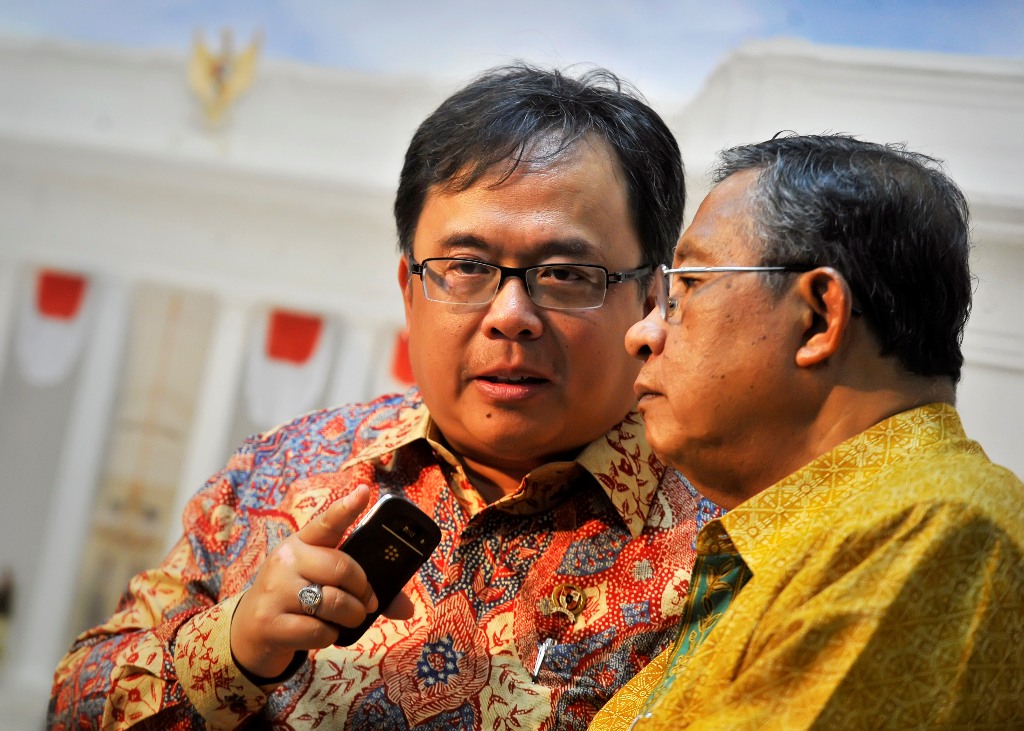 Menko Perekonomian Darmin Nasution (kanan) berdiskusi dengan Menteri Keuangan Bambang PS Brodjonegoro (kiri) (ANTARA FOTO/Yudhi Mahatma)