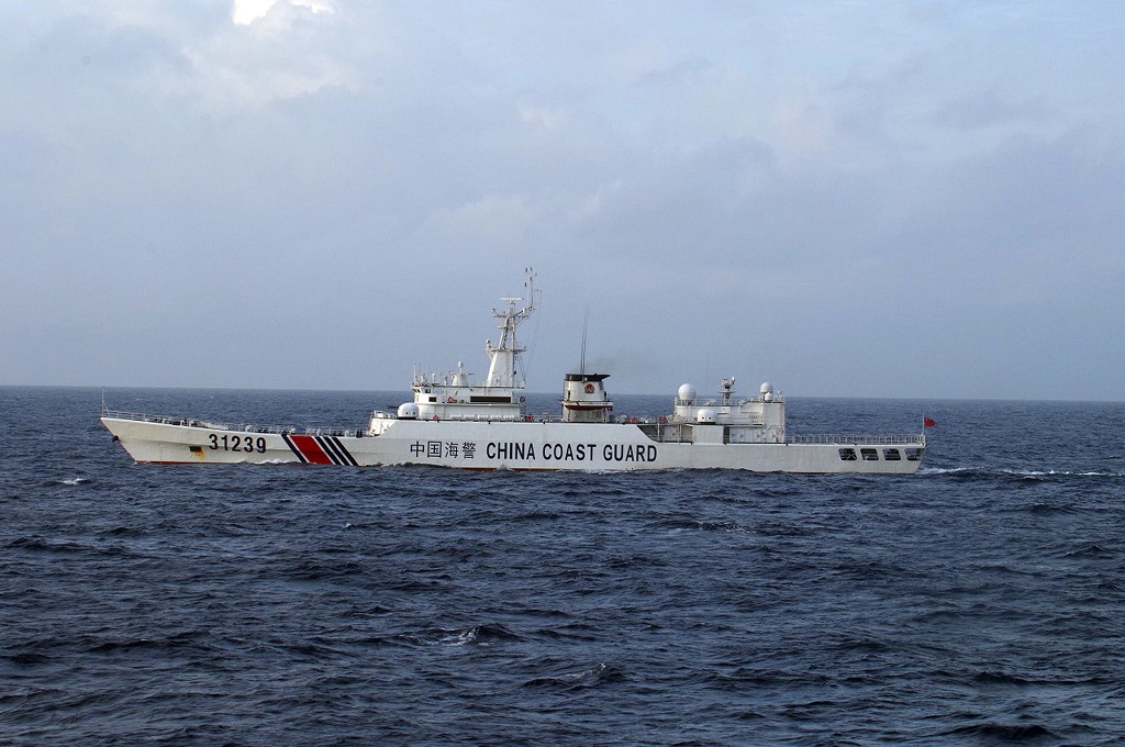 Foto dari Penjaga Pantai Jepang memperlihatkan sebuah kapal bersenjata dari Penjaga Pantai Tiongkok di perairan sengketa kedua negara, 22 Desember 2015. (Foto: AFP/Japan Coast Guard)