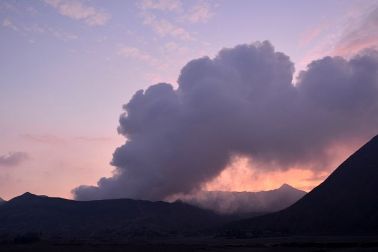 Abu Vulkanis Bromo, Suku Tengger Pilih Sarung Ketimbang Masker