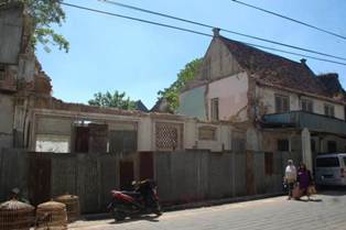 Gedung Harian de Locomotief Menunggu Hancur