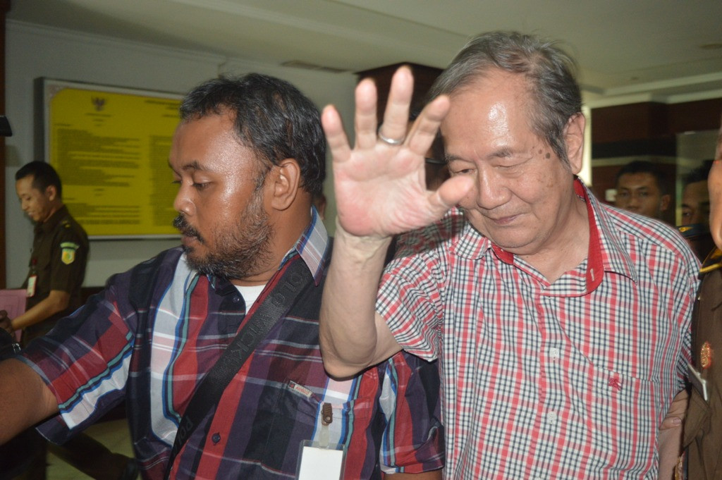 Lam Cong San dibawa ke mobil tahanan Kejati Jatim, Surabaya, Rabu (23/12/2015). Foto: Metrotvnews.com/Rosyid