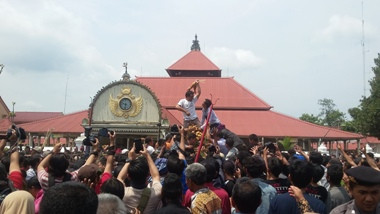 Ribuan Orang Berebut Gunungan Grebeg Maulud di Yogyakarta 