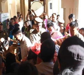 Ribuan Orang Berebut Kue Walima di Gorontalo 