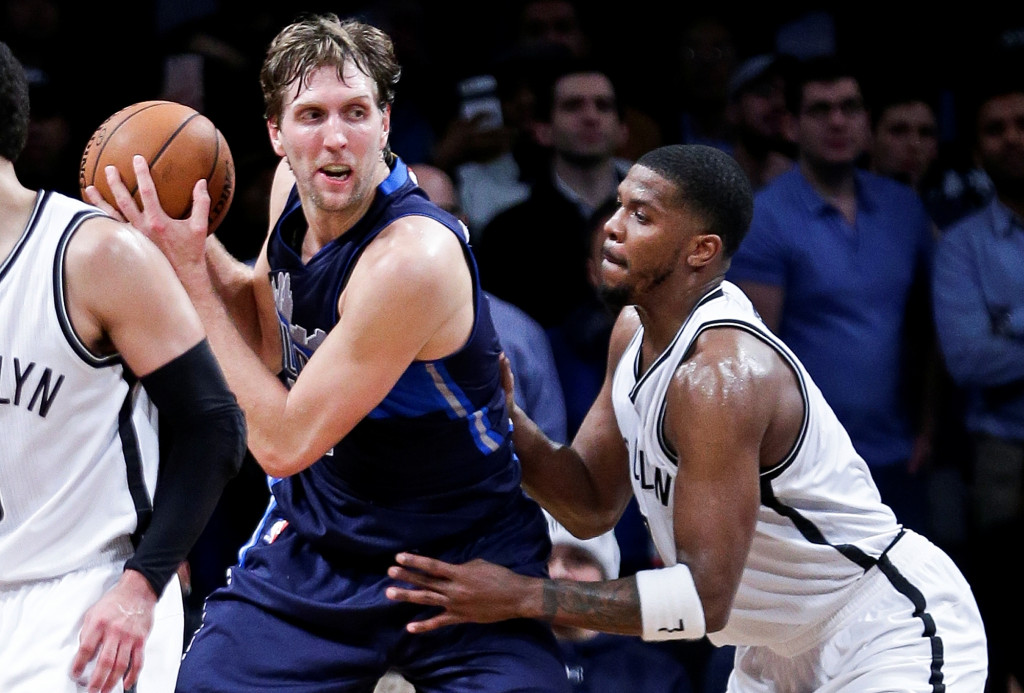 Bintang Dallas Maverick Dirk Nowitzki saat mempertahankan bola dari kepungan pemain Brooklyn Nets (Foto: AP Photo/Frank Franklin II)