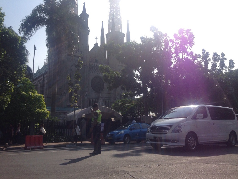 Misa Pertama Lalin di Depan  Gereja  Katedral Ramai Lancar 