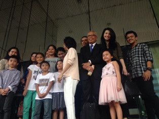 Velove Vexia Beri Kado Natal Sendal Jepit untuk Kaligis