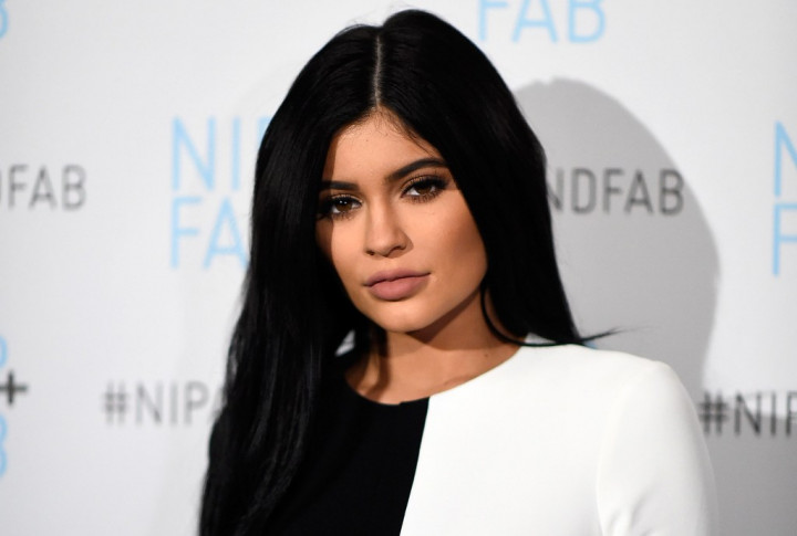 Kylie Jenner Beri Hadiah Natal untuk Komunitas LGBT Remaja