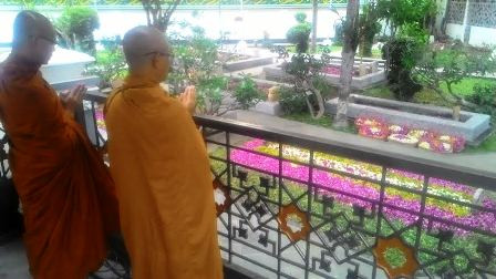 Dua Bhikkhu Khusyuk Berdoa di Makam Gus Dur