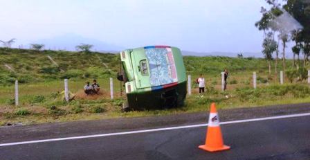 Minibus Tabrak Truk di Cipali, 1 Orang Tewas