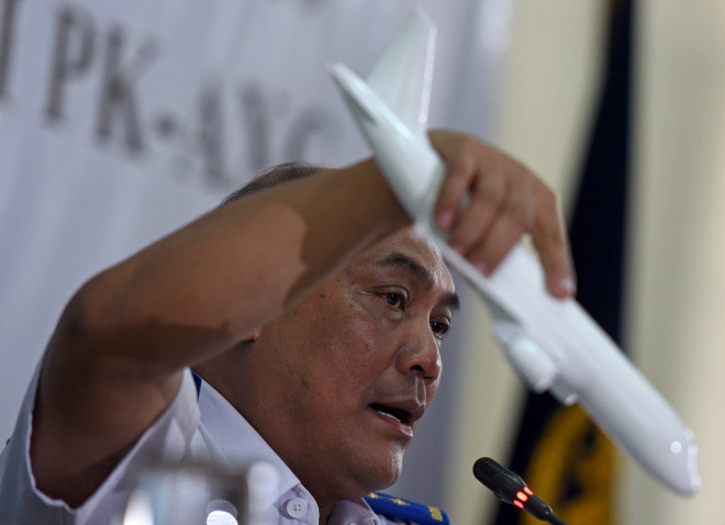 Ketua KNKT Soerjanto Tjahjono menjelaskan tahapan jatuhnya pesawat saat rilis hasil penyelidikan KNKT atas kecelakaan pesawat Air Asia QZ 8501 di Jakarta, Selasa (1/12). Foto: Antara/Hafidz Mubarak A.