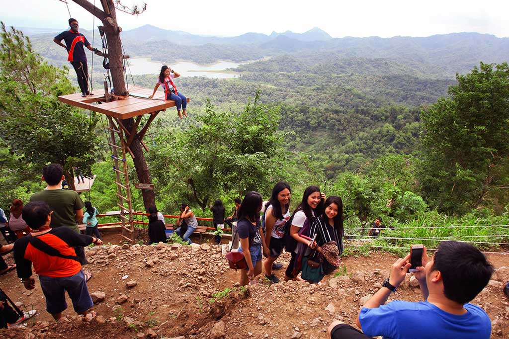 Wisata Alam Kalibiru Dibanjiri Pengunjung