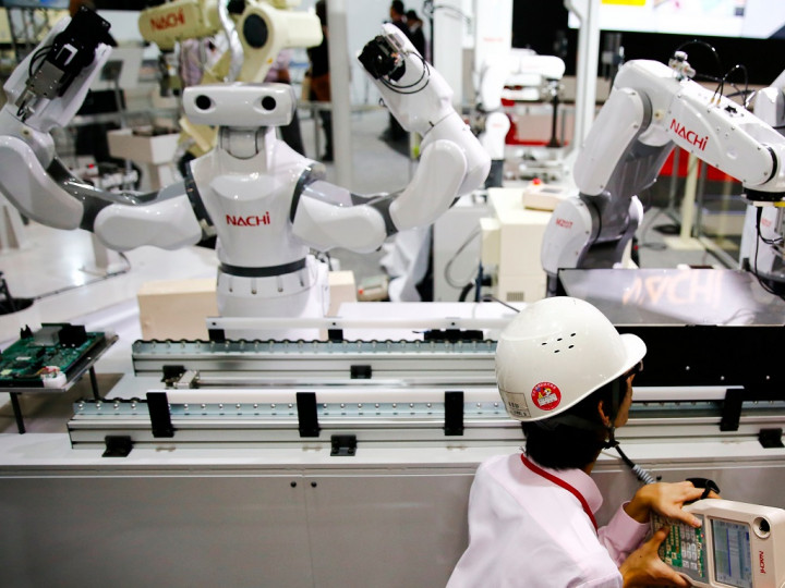 Tidak Ingin Posisi Anda Digantikan Robot? Seringlah Bergaul