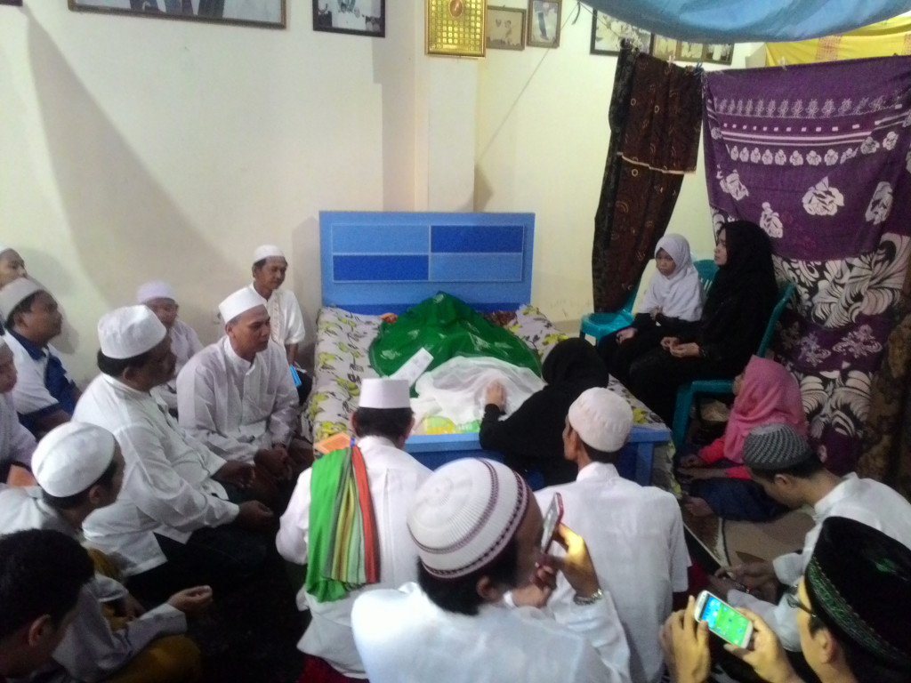 Keluarga berdoa di samping jenazah Habib Selon di rumah duka di Jalan Lapangan Ros, Tebet, Jakarta Selatan, Senin 28 Desember 2015. Foto: MTVN/Arga Sumantri