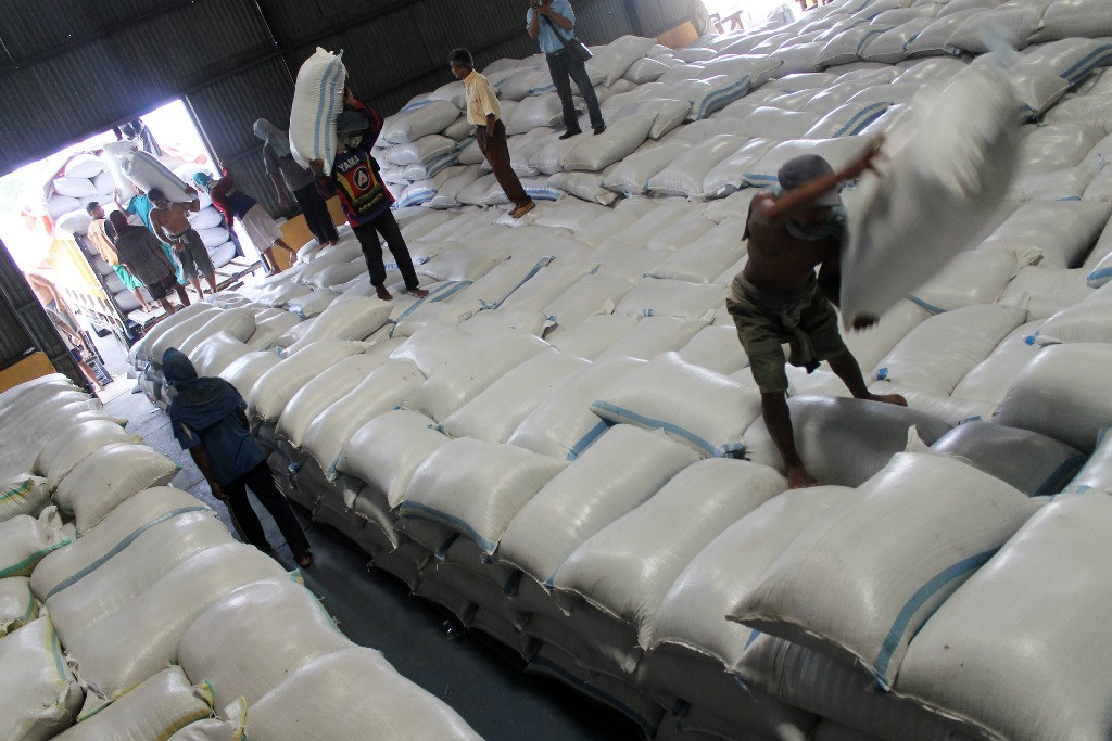 Sejumlah pekerja menurunkan gabah kering giling ke gudang Bulog Subdivre Tulungagung, Tulungagung, Jawa Timur. ANTARA/Destyan Sujarwoko.