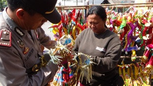 Terompet Bersampul Alquran Jatuhkan Omzet Pedagang
