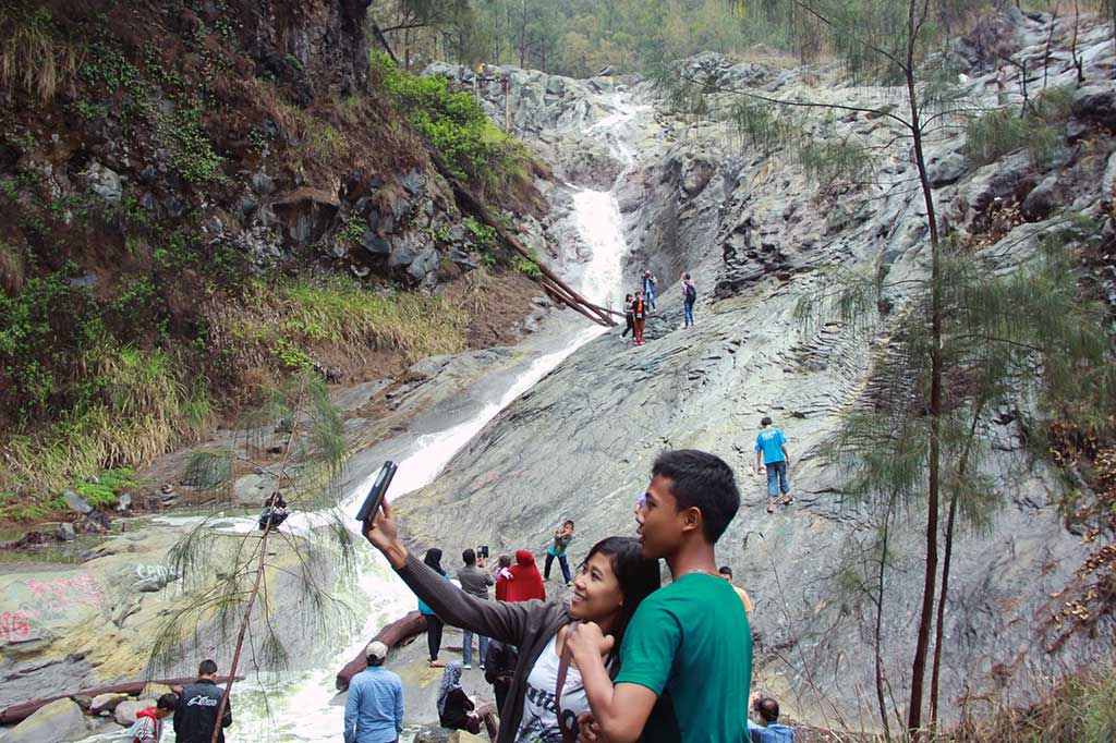 Pesona Air Terjun Belerang Kali Pait