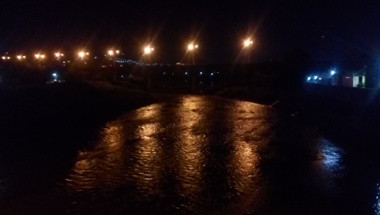 Saat Arus Deras, Frisa Lepas dari Dekapan Ibunya